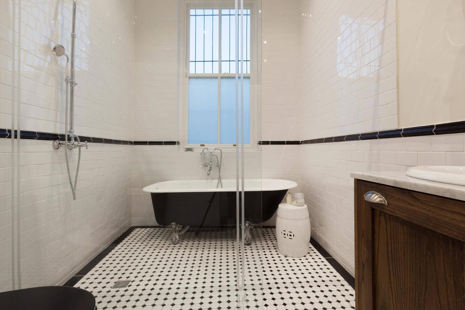 751464_122h_bathroom.jpg