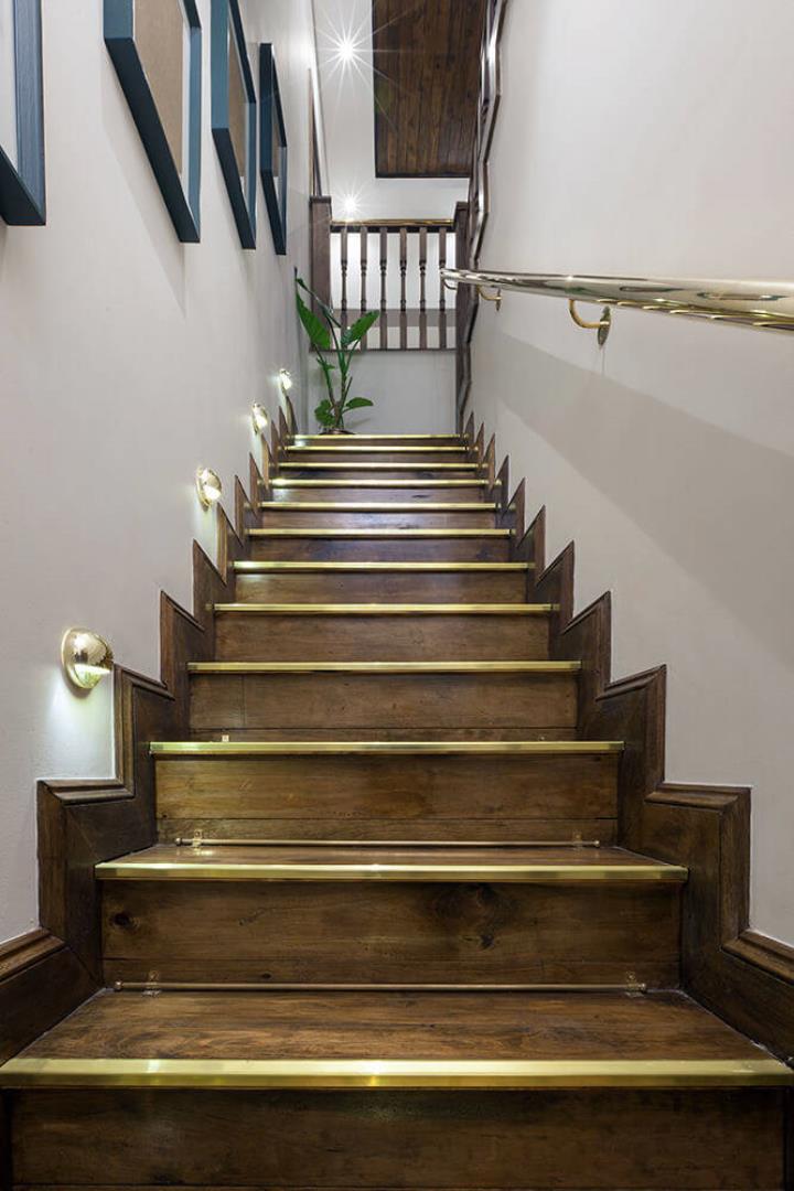 751464_122l_stairs.jpg